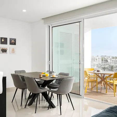Апартаменты Bright Modern Seaside